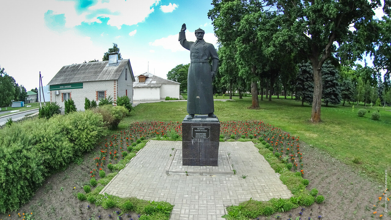 Памятник военачальнику М.В. Фрунзе. Установлен в парке культуры и отдыха в связи с тем, что с 1931 года по 2014 гг. колхоз имени Горина носил имя М.Ф.Фрунзе..